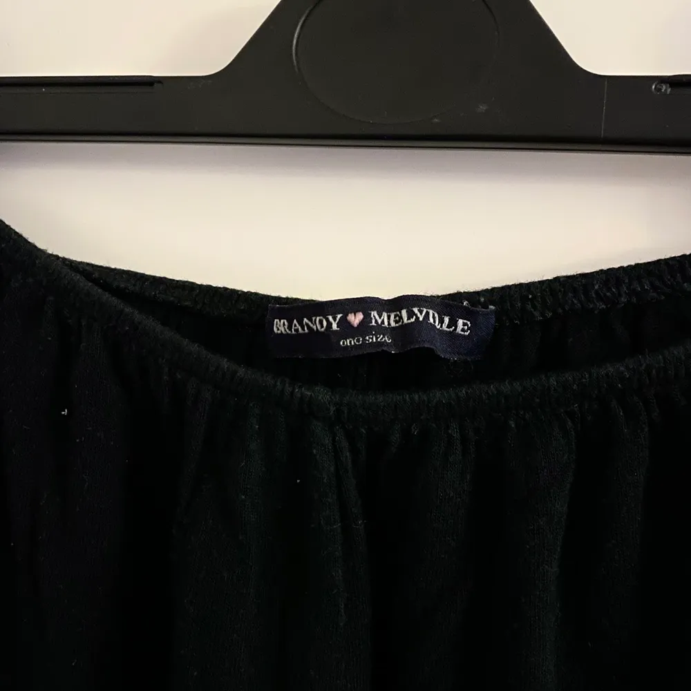Superfina och sköna svarta shorts från Brandy Melville. Mycket bra skick och passar alla storlekar då de är väldigt stretchiga. Säljer då de inte längre kommer till användning. Storlek: Onesize   Pris: 70kr. Shorts.