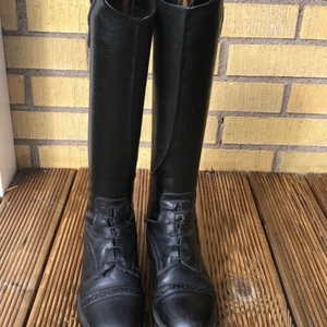 CRW ridstövlar  - Jag säljer mina ridstövlar pga de är för små nu! De är använda under ett år, storlek 36. Höjd 40cm, vidd 30! (Du själv står för frakt)