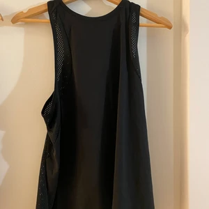 Tränings topp nike - Träningstopp från Nike i storlek S, brottarrygg och väldigt luftigt material 