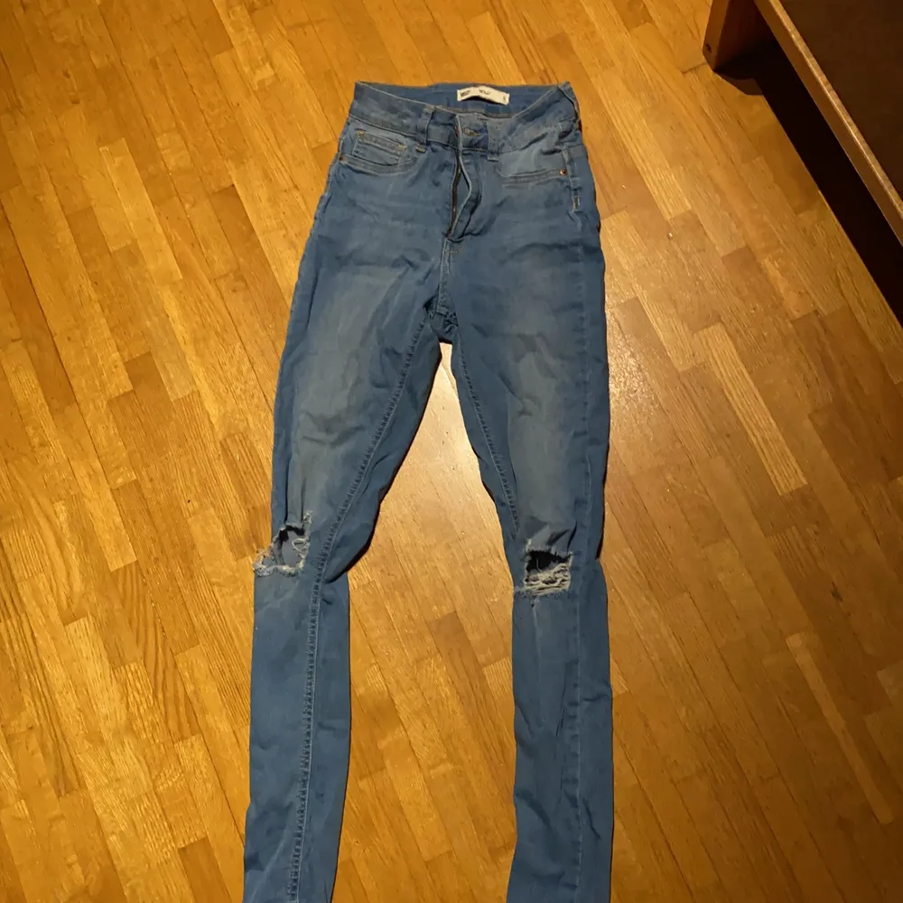 Molly jeans med hål från Gina tricot i stl S . Jeans & Byxor.