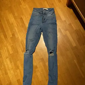 Molly jeans med hål från Gina tricot i stl S 