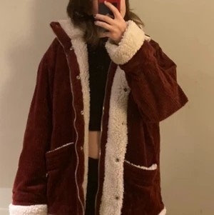 Vinterjacka  - Jättefin vinterjacka  i storlek S men passar även en M. köpte förra vinter men har inte använt mycket för den inte passar min stil längre. Har inga defekter. Frakt ingår ej i priset. 