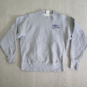 silver fox - Grå silver fox sweatshirt med Lila text strl L. Passar bra som oversize om man har mindre strl :) 66 kr spårbar frakt.  Skicka meddelande vid frågor/fler bilder!  Notera att små defekter kan finnas då den inte är ny. Större brister nämns tydligt i annonsen/visas på bild. OBS! Bud är bindande!!!!!!!  
