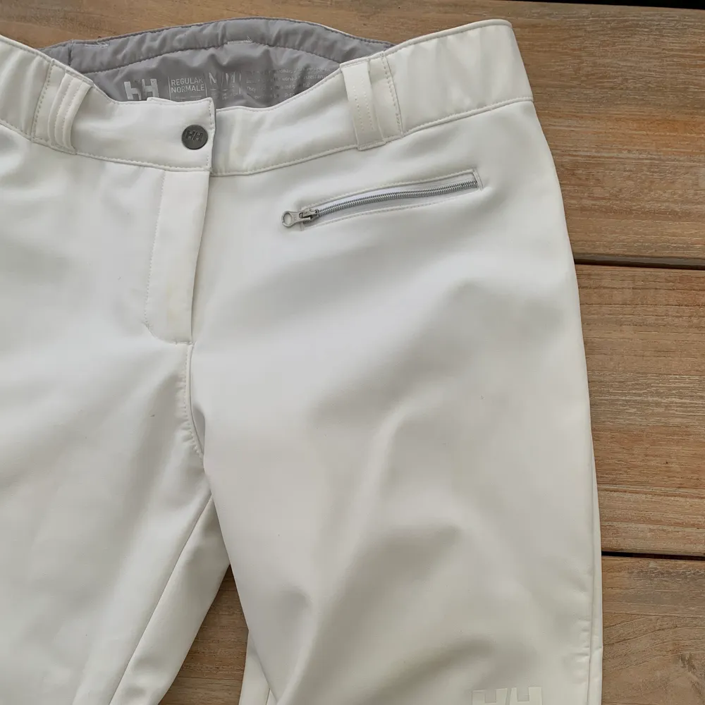 Vita skidbyxor med bootcut. Använt fåtals gånger, är i bra skick. Säljaren står för frakten  . Jeans & Byxor.