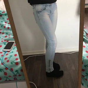 Jeans - Ett par ljusblåa jeans ifrån märket Reserved. Använda en gång och i fint skick. Storlek W 28 vilket kan passa XS-S!