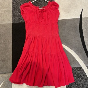 Röd klänning stl stor S och M - Klänning i stl 40 men funkar till 38-40 är man en stor S och lite M så funkar den. Resor i midjan, knytning längst upp. Ryggen är täckt inget hål i ryggen. 66kr frakt köparen står för frakten. Står ej för postens slarv! 