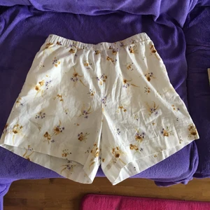Blommiga shorts storlek M - Helt nya blommiga shorts från H&M storlek M. Väldigt skönt material, lite av en lin blandning vilket är perfekt för sommaren. Frakt ingår ej 