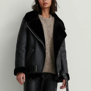 Pu jacka med päls - Helt oanvänd (enbart fotat i) bästsäljande jacka från NAKD, prislapp kvar. Nypris 999kr, säljer för hälften. Super varm och skön, pälsen är i hela jackan, skärmar osv. Den är oversized i modellen så 34 passar även 36. Frakt 66kr tillkommer💘