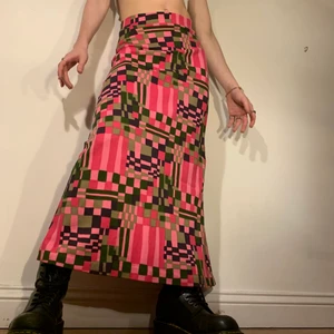 Vintage rutig rosa grön maxi kjol - lång maxi kjol med rosa, mörkrosa, grön och mörkgrönt rutigt assyriskt mönster 🌷 Denna kjolen är perfekt för hösten då den är både lång och otroligt varm och välgjord! De skogsgröna färgerna gör att den går att matcha med alla neutrala färger men även mer skrikande färger som de olika rosa! Släng på ett par svarta höst kängor och du är Good to go! W 69 cm, L 93 cm