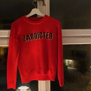 Zadig tröja  - En fin röd zadig tröja köpt på NK för cirka två månader sedan då jag bara har använt den två gånger💕 på framsidan av tröjan är de en text ”zadigted”💕 skriv privat för bud eller fler bilder💞