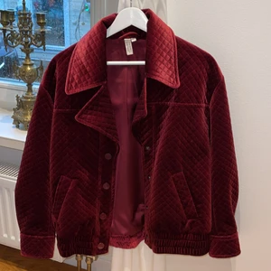 Velorjacka från other stories - Säljer min underbara velorjacka från &other stories i världens finaste färg! Älskar jackan men den har tyvärr inte kommit till användning så mycket som jag velat. Skick: använd 2-3 gånger. 🥰 storlek: 38 jag är vanligtvis en 36/38 och är 167 cm. 