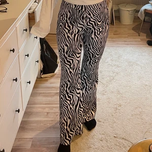Zebrabyxor - Säljer dessa fina byxor då de inte kommer till användning. Har använts ca 2ggr. Strl L men jag brukar ha M och de är lite stora i midjan för mig. Stretch material. Jag är 175 cm. 🖤🤍