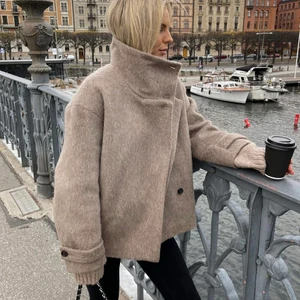 Kappa ARKET! - Säljer denna populära kappan från Arket då den tyvärr köptes i fel storlek:( Den är aldrig använd, endast provad! Nypris är 1500kr💖💖