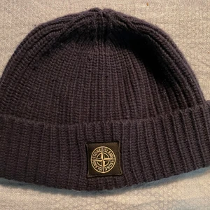 Stone Island Mössa - Helt ny stone island mössa. Köpte den på NK för 1100kr. Den är för stor för mig då jag har fett litet huvud. Pris kan diskuteras. Condition: 10/10