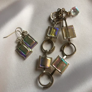 Handgjort smyckesset i silver - Handgjort smyckesset med ett par örhängen och ett armband i silver (925) och glas. Aldrig använda.