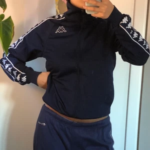 Kappa tröja  - Marinblå mjukisjacka från Kappa. Superskön och i bra kvalité! Använd endast några få gånger och plagget är i nyskick! Plagget är i xs men sitter mer som en s. Skickar fler bilder om det önskas! (köparen står för frakt) 🌸