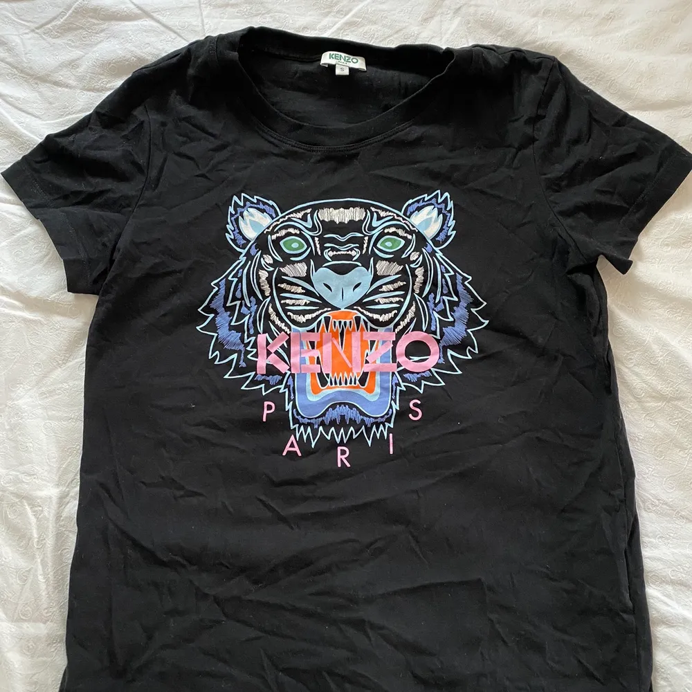 Mycket lite använd t-shirt från Kenzo. Svart botten. Storlek S. I princip som ny 🌼❣️. T-shirts.