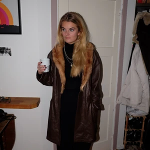 Vintage skinnjacka - Underbar brun skinnkappa köpt vintage i Austin för ett par år sedan. Krage i fuskpäls. Superbra skick.