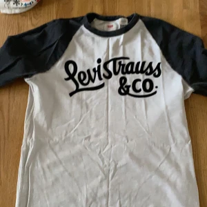 Långärmad t-shirt Levis  - Fint skick. Storlek xs sitter som xs-s. 