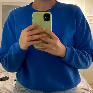 jättesöt blå sweatshirt - blå jättefin sweatshirt köpt secondhand i jättefint skick! Knappt använd, sitter jätte bekvämt.