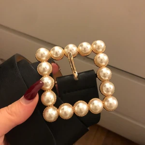 Pärlskärp  - Ett skärp som är svart och gjort på pärlor, säljer pga använder inte detta längre. Den är fel fri! 