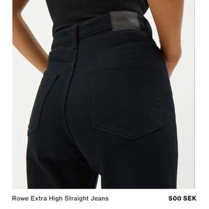 Nästan helt oanvända Rowe jeans från Weekday i färgen ”Stay Black” storlek 31/30 🖤 kostar egentligen 500
