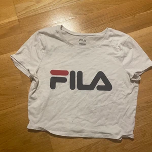 Fila Tee - Croppad tee från fila använd fåtal gånger men sitter svinsnyggt på.Sitter litet i storleken skulle säga de mer är som M/S