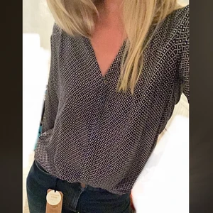 Blåvit blus - Jättesöt blåvit blus från Lindex! Köpte den i somras men tyvärr krympte den lite vid först tvätten så den satt tyvärr inte lika luftigt som innan. Jag har normalt M i storlek men denna var S, och eftersom den krymt lite så pssar den nog de med XS-S i storlek :) Den har väldigt bra kvalitet och är superhärlig! ❤️ Frakt ingår ej