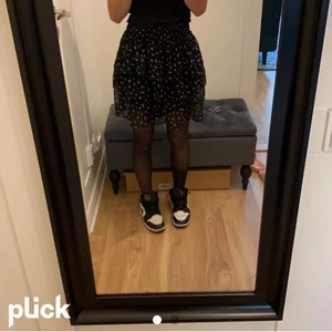 En jätte fin volang kjol från hm❤️ - Jätte fin svart blommig volangkjol helt slutsåld 😍❤️ lånad bild)