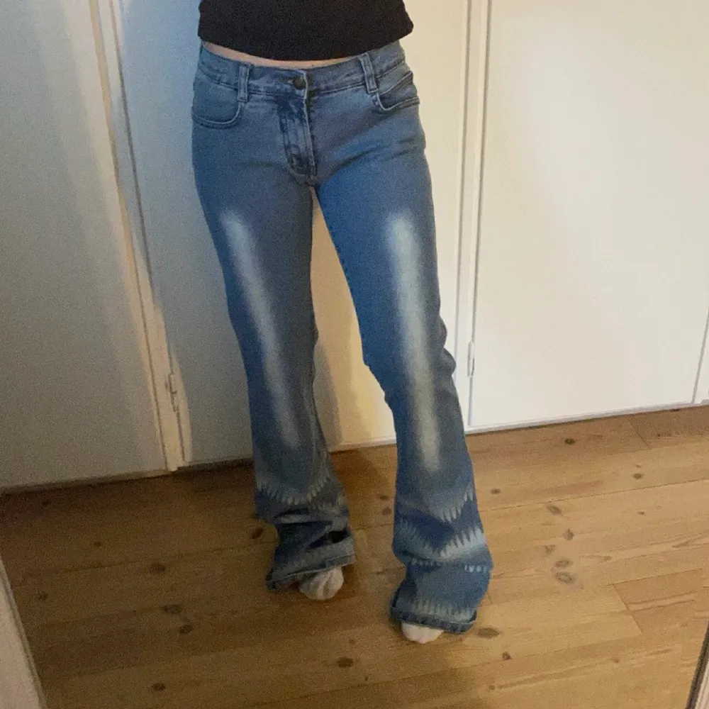 Säljer dessa lågmidjade jeans som är lite vidare nertill.  Midjemått: 78cmm, innebensmått: 81cm. Jeans & Byxor.