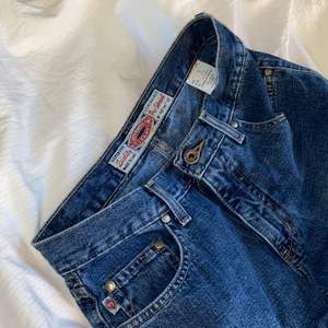 Lowrise stonewashed jeans från HYDRAULIC, midjemått: 79, innerbensmått: 80cm