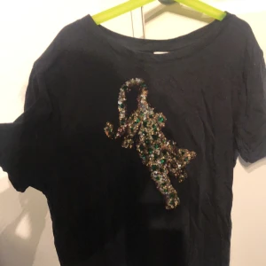 T-shirt med paljetter  - Alla paljetter är kvar, bra kvalité trots hm 