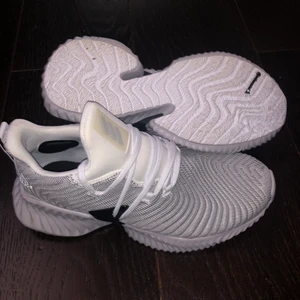 Adidas träningsskor  - !!!SÅLDA!!! Säljer dessa träningsskor då de är lite för stora för mig. Nästan helt nya, har bara använts en gång. 150 inklusive frakt. Skriv för fler bilder😁