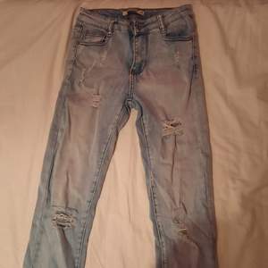 Jättefina ljusblå håliga jeans i bra skick💕 Säljer eftersom de har blivit för små🥰