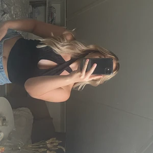 Topp🖤 - Topp köpt i somras som bara kom till användning 2 gånger🖤 superskön i materialet och sitter väldigt fint! Skriv för frågor❤️‍🔥 köparen står för fraktkostnad!