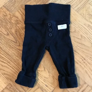 Byxor - Dom är svarta men ljuset gör att dom ser mörkblåa ut