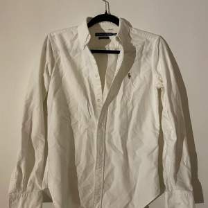 Super slim-fit skjorta från Ralph Lauren i storlek S. Bra skick, knappt använd. Sälj för att den är för liten. Krämvit färg.