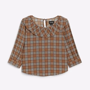 Monki pamela blouson beige - Blus med rutmönster och räfflad krage. Går att knyta i nacken. Aldrig använd och nyskick. Inköpt för 199 för 1 år sedan!