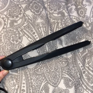 Platt tång - Ett platt tång funkar som en platt tång 