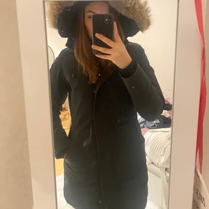 Canada goose Victoria parka - (PRIS KAN DISKUTERAS). Canada goose i modellen Victoria parka. Storlek S. Köpt från johnells för 8990. Jackan är kemtvättad och i bra skick. Om du är intresserad så kan vi diskutera priset och komma överens om ett annat pris om det så önskas 😊 kvitto finns och medföljer 