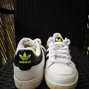 Adidas Sneakers  - Storlek 40. Fint skick och unika med neon detaljer! 