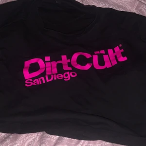 Dirt cült mag tröja - Säljer min dirt cült tröja pga av att jag ej använder den längre, använd en gång bara så ett jätte bra skick skulle jag säga ny pris 449 kr kan tänkas sänka pris till 250 kr vid snabb affär, så passa på! Betalning sker via swish🥰 Står ej för frakten💕!