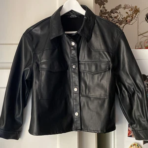 Skinntopp  - Knappt använd, är lite kortare i midjan och ärmarna. Storlek L men passar även S