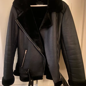 Pieces jacka! - Säljer nu min jättefina (och jättesköna) jacka från pieces! Köptes i våras så inte så mycket använd, men eftersom den inte kommer till användning pga att den är lite för stor för mig så säljer jag den nu!