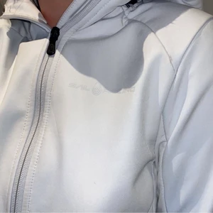 Sail racing jacka  - Figursydd tunnare sail jacka, storlek XS men passar även S. Den är fodrad och vattentät, inga skador 