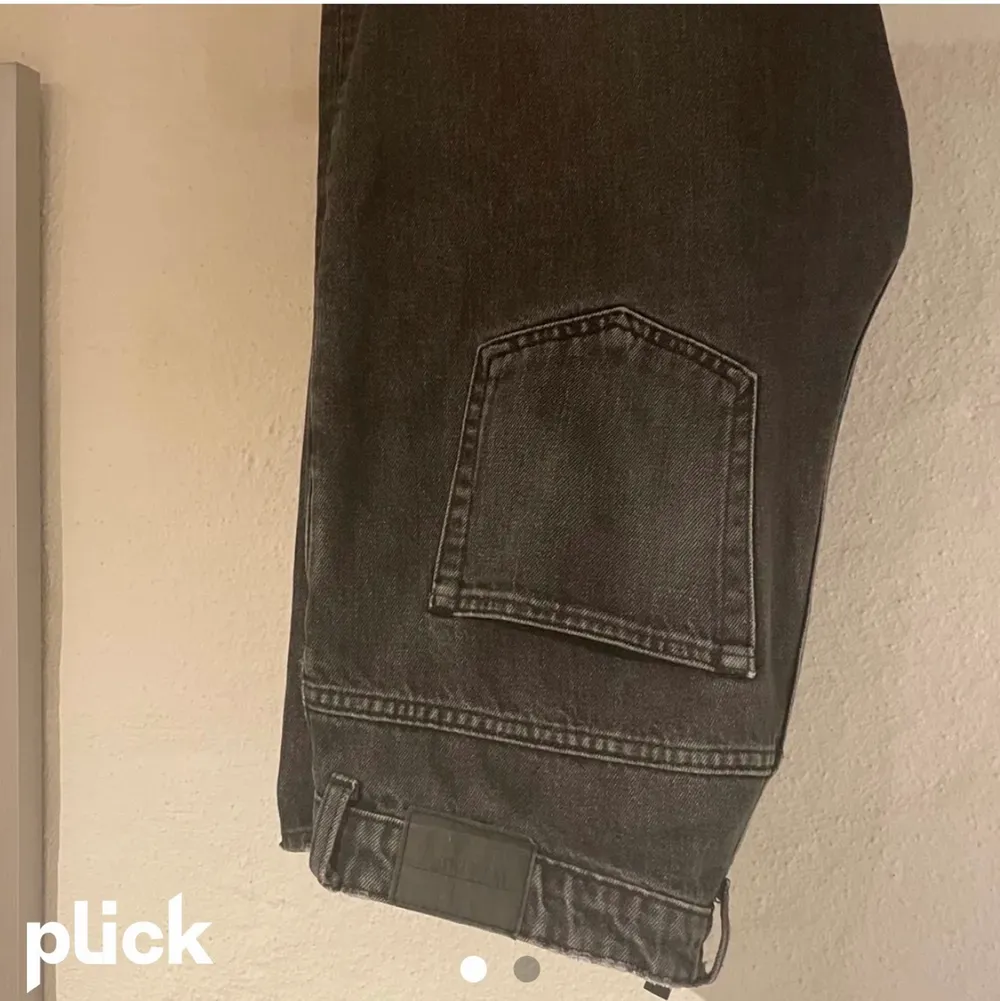 Gråa raka jeans från weekday i storlek 31/30 modell voyage. Skick som nya . Jeans & Byxor.