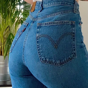 Levis - Levis ribcage straight som är lite för stora för mig nu. Högmidjade och slutar ovanför hälen. Jag är 167cm