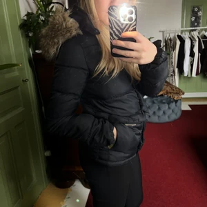 Vinterjacka ifrån Ralph Lauren - Mellan tjock vinterjacka i storlek XS. I väl använd skick därav priset på den.