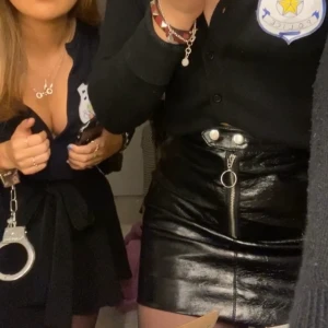 Festkjol - Så snygg och lite festlig kjol, den sitter såå snyggt men har tyvärr blivit för liten på mig. 