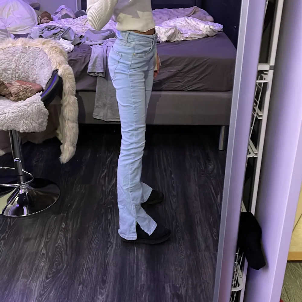 Säljer mina bootcut jeans i storlek s, hållen är gjorda själv❣️❣️. Jeans & Byxor.